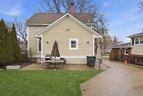 Tiny photo for 237 W Austin Avenue, Libertyville, IL 60048 (MLS # 12589587)