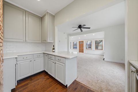 Tiny photo for 237 W Austin Avenue, Libertyville, IL 60048 (MLS # 12589587)