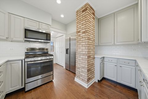 Tiny photo for 237 W Austin Avenue, Libertyville, IL 60048 (MLS # 12589587)