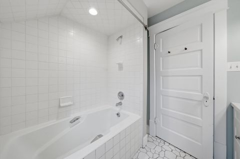 Tiny photo for 237 W Austin Avenue, Libertyville, IL 60048 (MLS # 12589587)