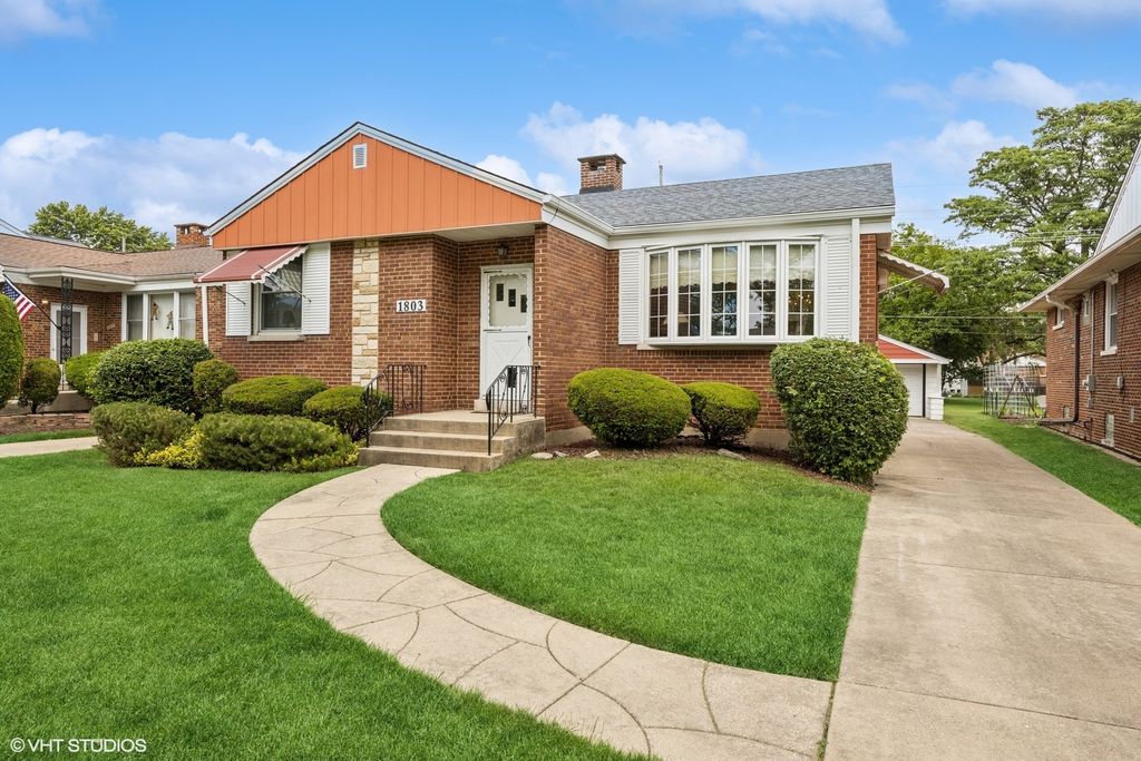 Photo for 1803 Balmoral Avenue, Westchester, IL 60154 (MLS # 12498271)