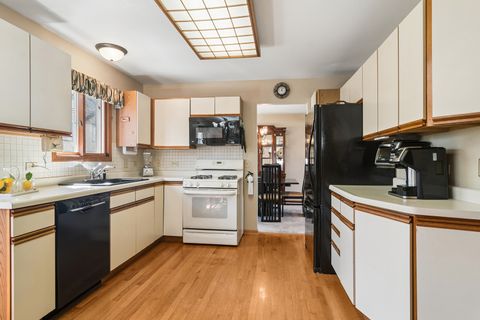 Tiny photo for 302 Chateau Drive, Buffalo Grove, IL 60089 (MLS # 12593870)