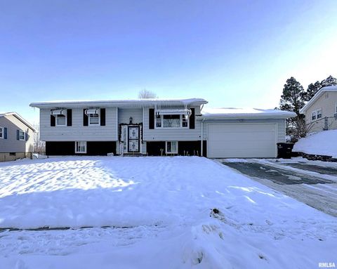 Photo of 8119 10TH Street W, Rock Island, IL 61201 (MLS # QC4269960)