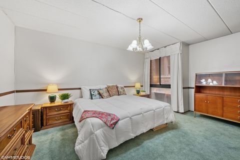 Tiny photo for 651 W Sheridan Road #4D, Chicago, IL 60613 (MLS # 12428180)