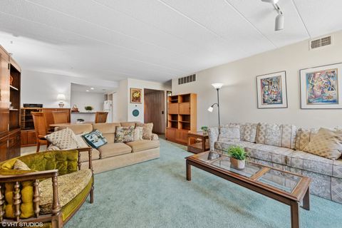 Tiny photo for 651 W Sheridan Road #4D, Chicago, IL 60613 (MLS # 12428180)