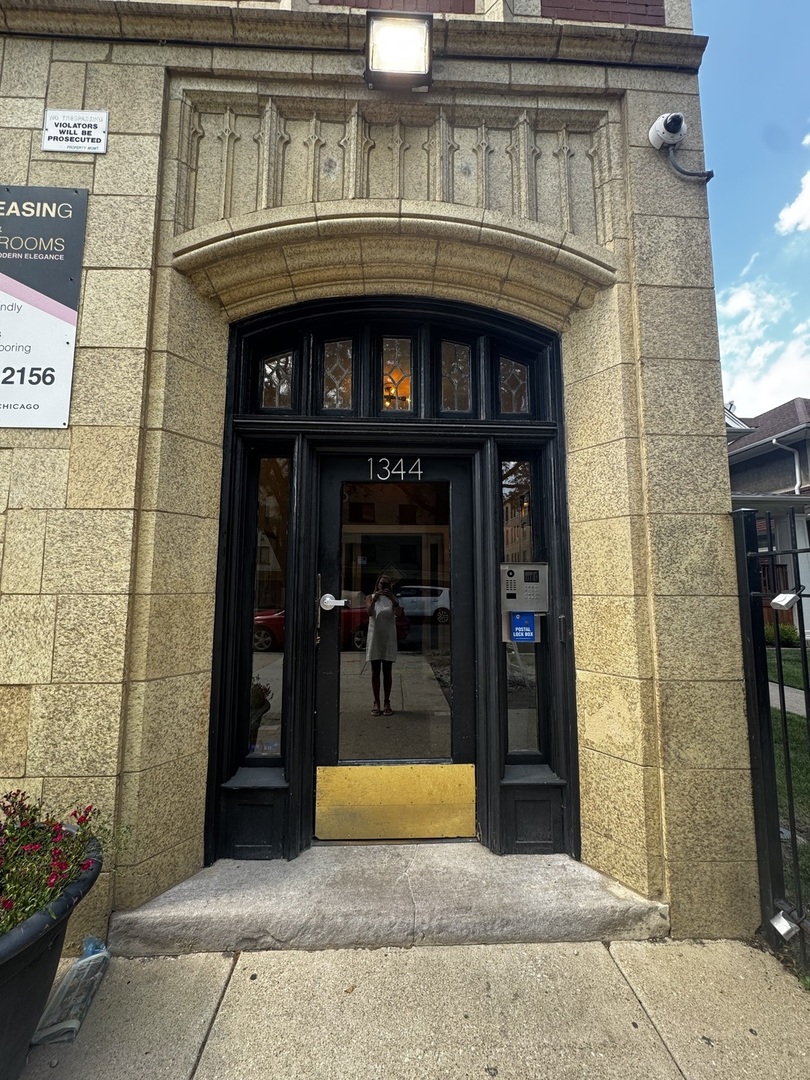 1344 W Lunt Avenue 209