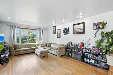 Tiny photo for 3814 W Sherwin Avenue, Lincolnwood, IL 60712 (MLS # 12402131)