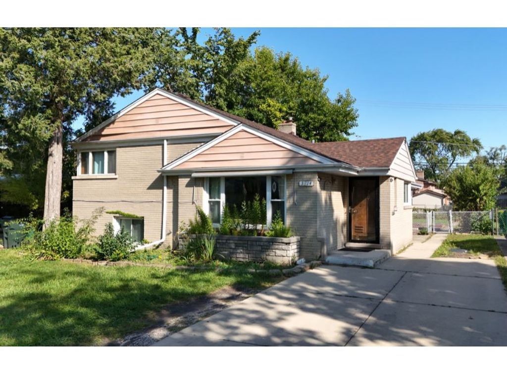 Photo for 3814 W Sherwin Avenue, Lincolnwood, IL 60712 (MLS # 12402131)