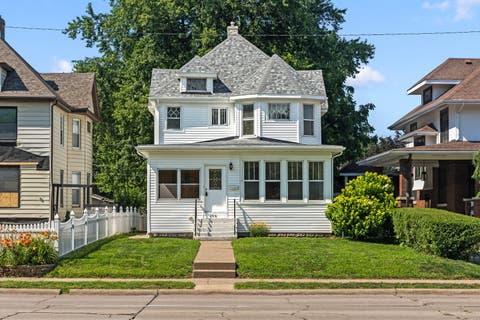Photo of 108 W Central Park Avenue, Davenport, IA 52803 (MLS # 12676961)