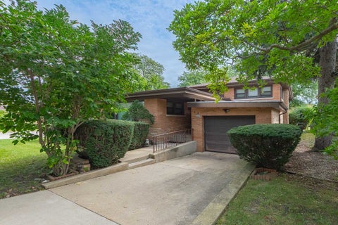 Tiny photo for 6557 N Christiana Avenue, Lincolnwood, IL 60712 (MLS # 12753955)