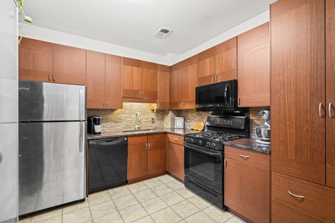 Tiny photo for 550 W Surf Street #215, Chicago, IL 60657 (MLS # 12535343)