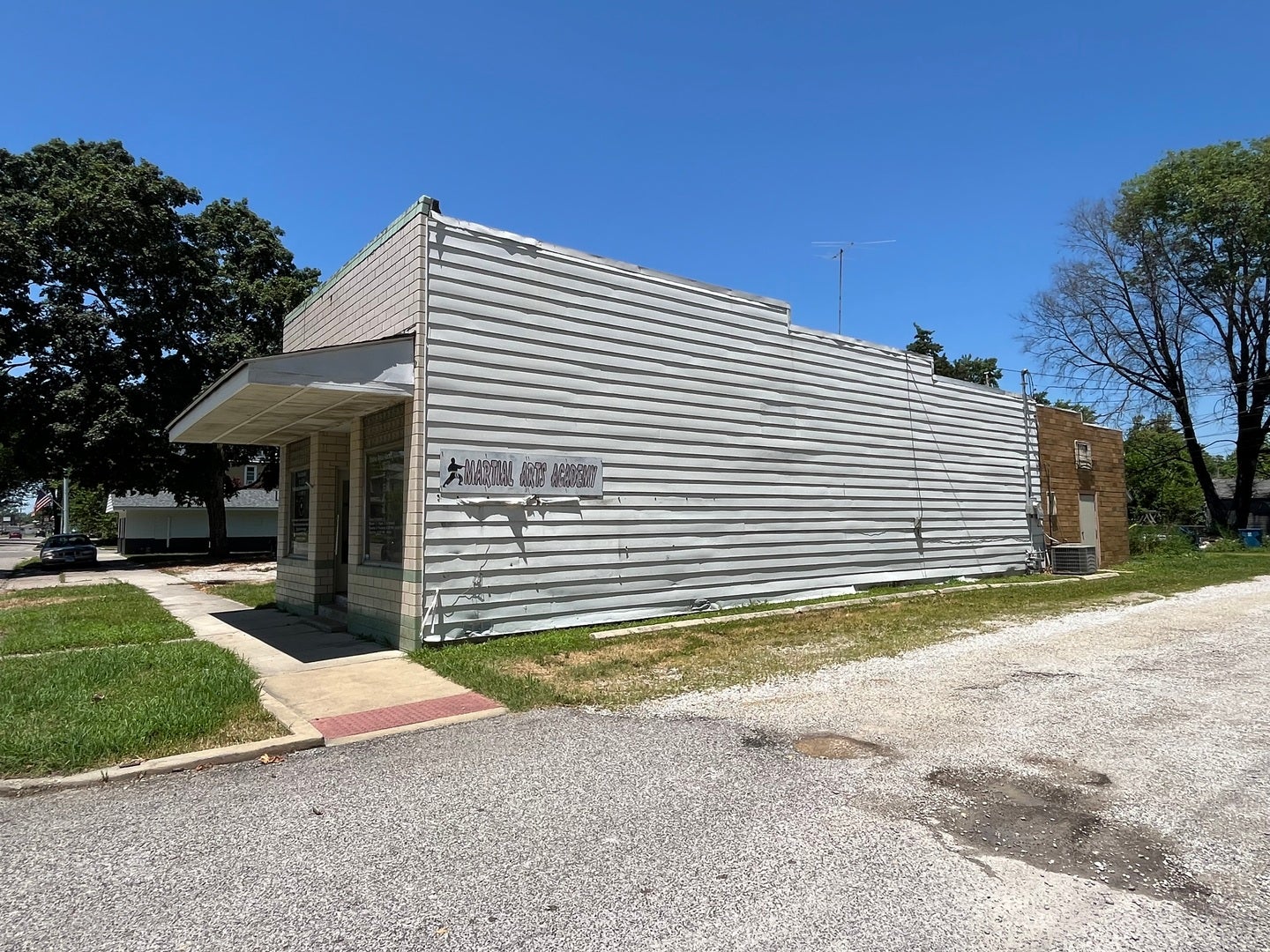320 W BROADWAY Avenue