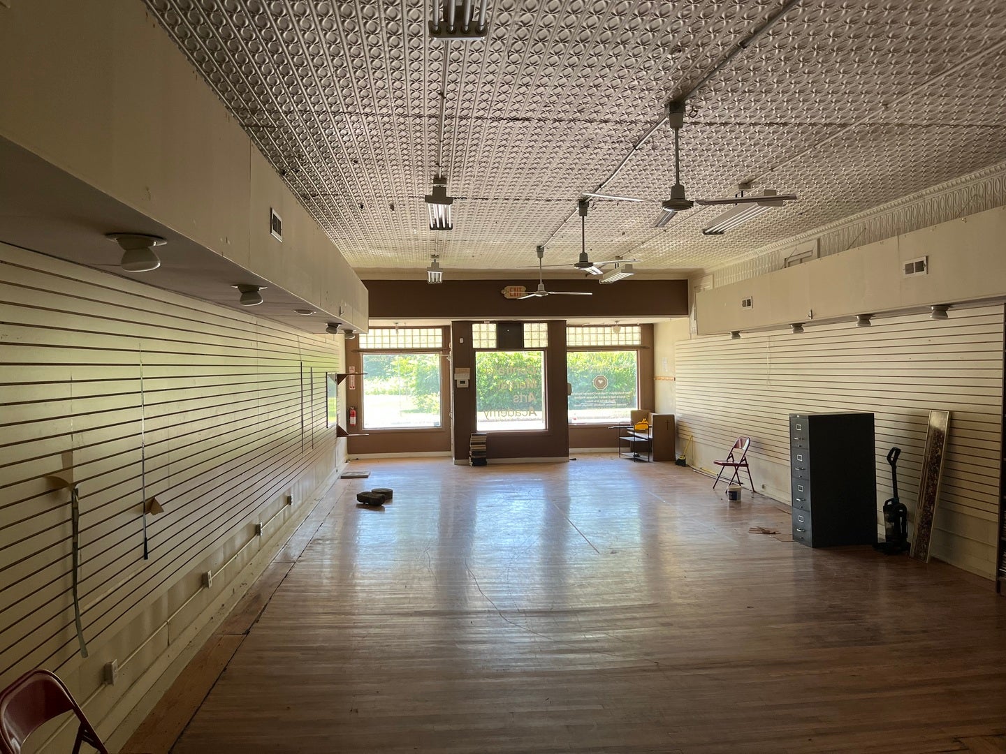 320 W BROADWAY Avenue