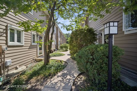 Tiny photo for 313 Hawthorn Avenue #F, Glencoe, IL 60022 (MLS # 12412674)