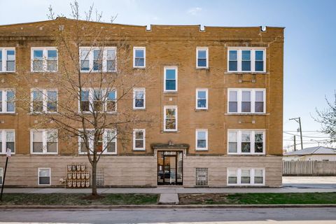 4749 W Roscoe Street 3 Chicago IL 60641