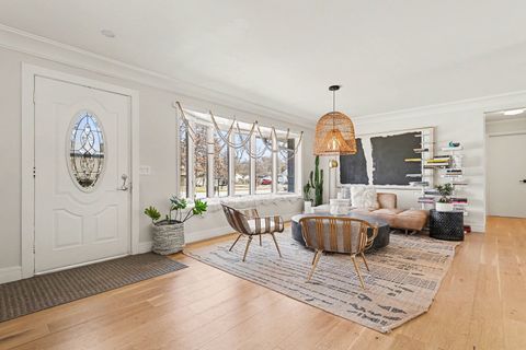 Tiny photo for 1515 E Oakton Street, Arlington Heights, IL 60004 (MLS # 12588258)