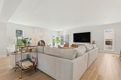 Tiny photo for 1515 E Oakton Street, Arlington Heights, IL 60004 (MLS # 12588258)