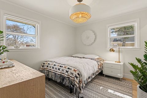 Tiny photo for 1515 E Oakton Street, Arlington Heights, IL 60004 (MLS # 12588258)