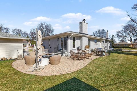 Tiny photo for 1515 E Oakton Street, Arlington Heights, IL 60004 (MLS # 12588258)