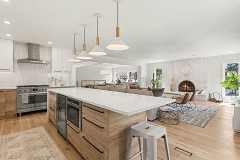 Tiny photo for 1515 E Oakton Street, Arlington Heights, IL 60004 (MLS # 12588258)