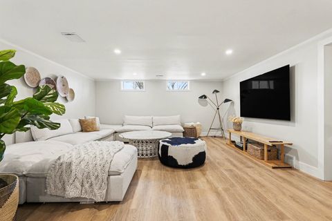 Tiny photo for 1515 E Oakton Street, Arlington Heights, IL 60004 (MLS # 12588258)