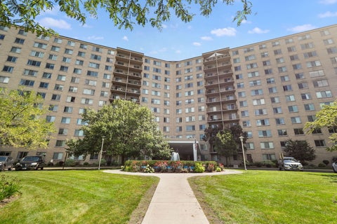 Photo of 6933 N Kedzie Avenue #803, Chicago, IL 60645 (MLS # 12741379)