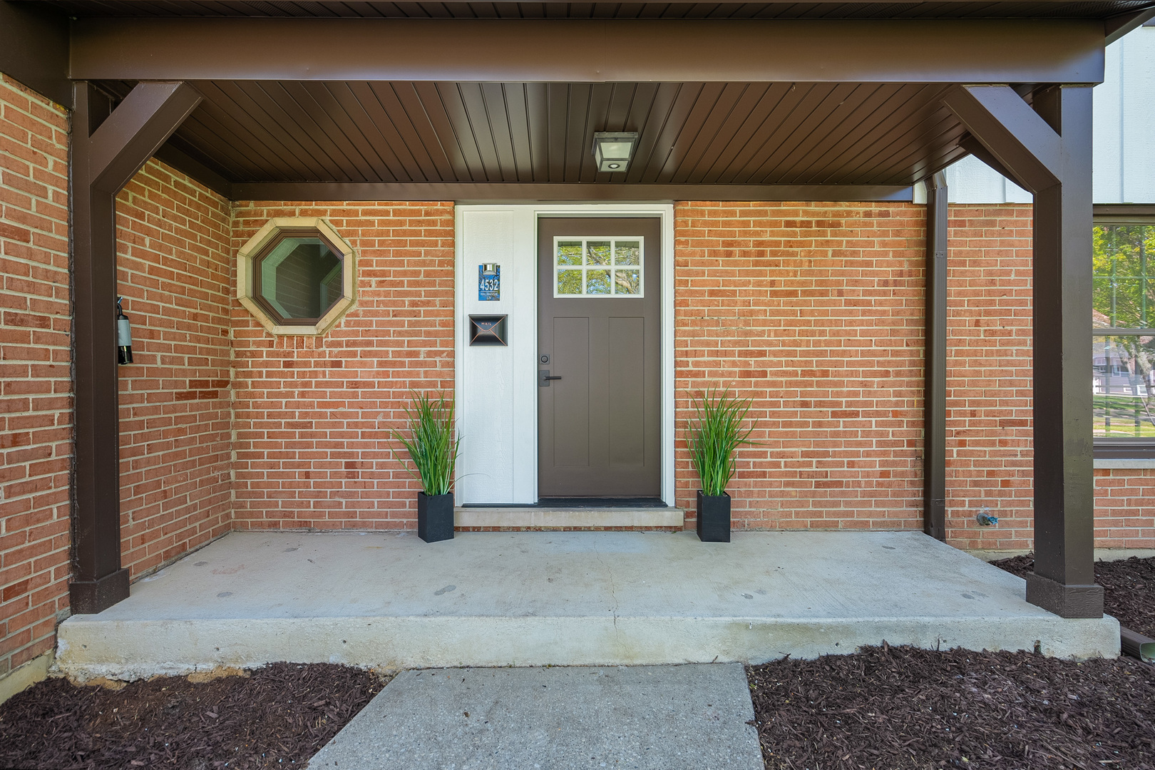 4532 Waubansie Lane