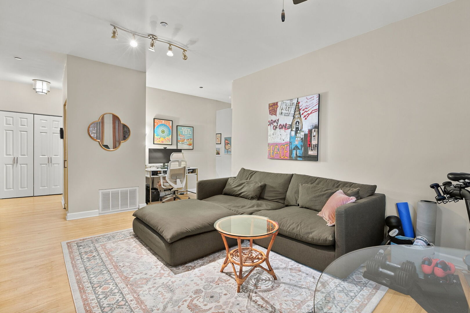 550 W Surf Street 302