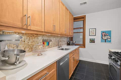 Tiny photo for 550 W Surf Street #302, Chicago, IL 60657 (MLS # 12732721)