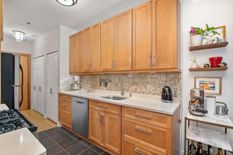 Tiny photo for 550 W Surf Street #302, Chicago, IL 60657 (MLS # 12732721)
