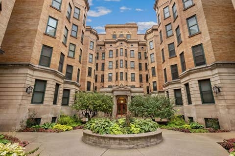 Photo of 550 W Surf Street #302, Chicago, IL 60657 (MLS # 12732721)