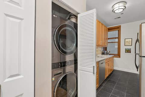 Tiny photo for 550 W Surf Street #302, Chicago, IL 60657 (MLS # 12732721)