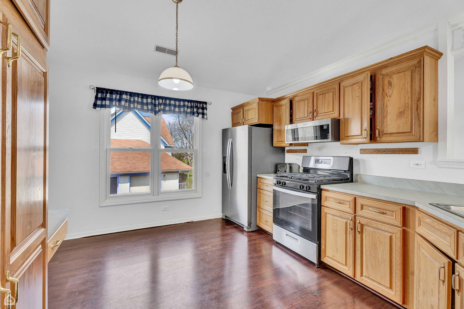 887 Victoria Drive 887