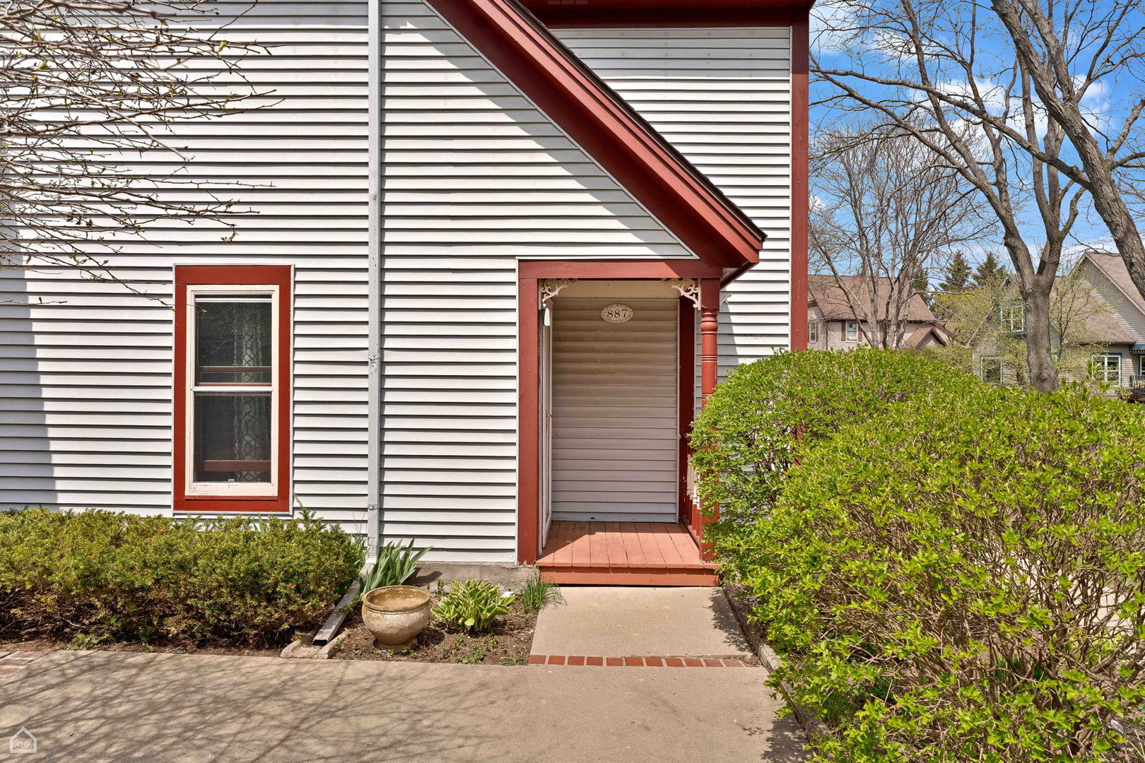 887 Victoria Drive 887