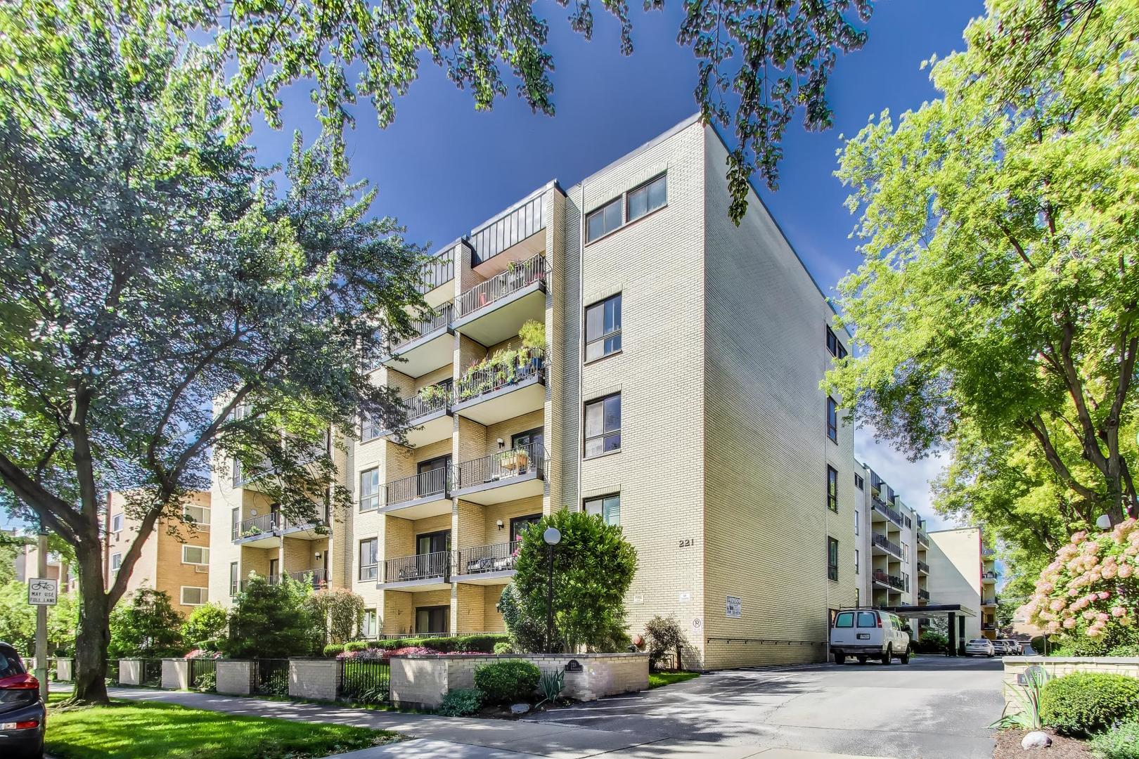 221 N KENILWORTH Avenue 105