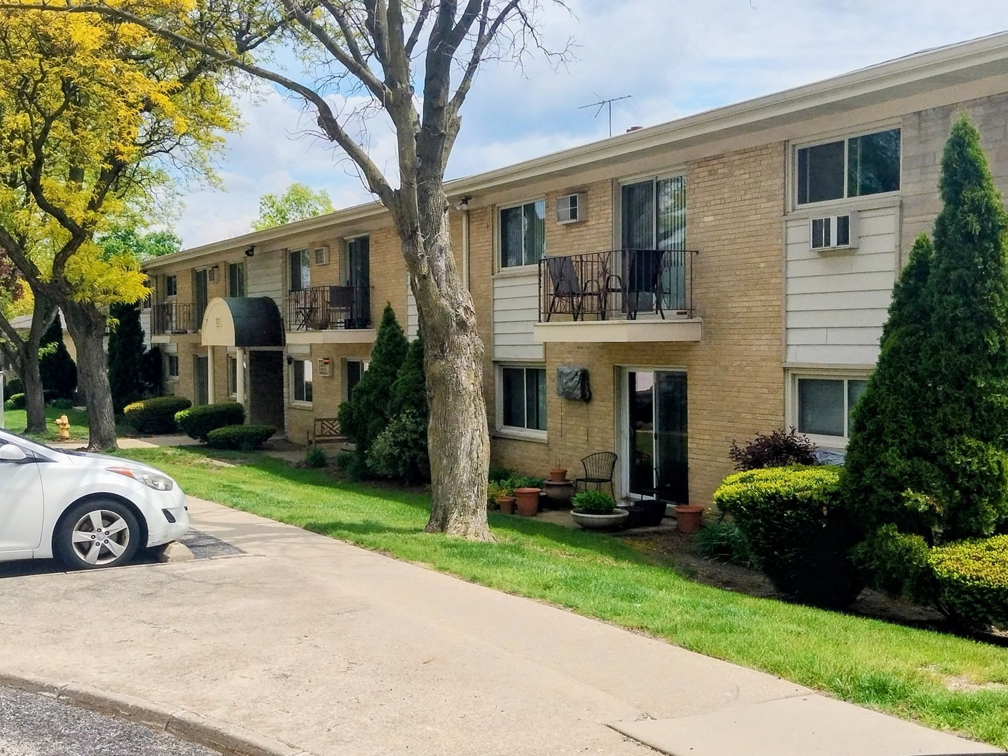 551 Carlysle Drive 2