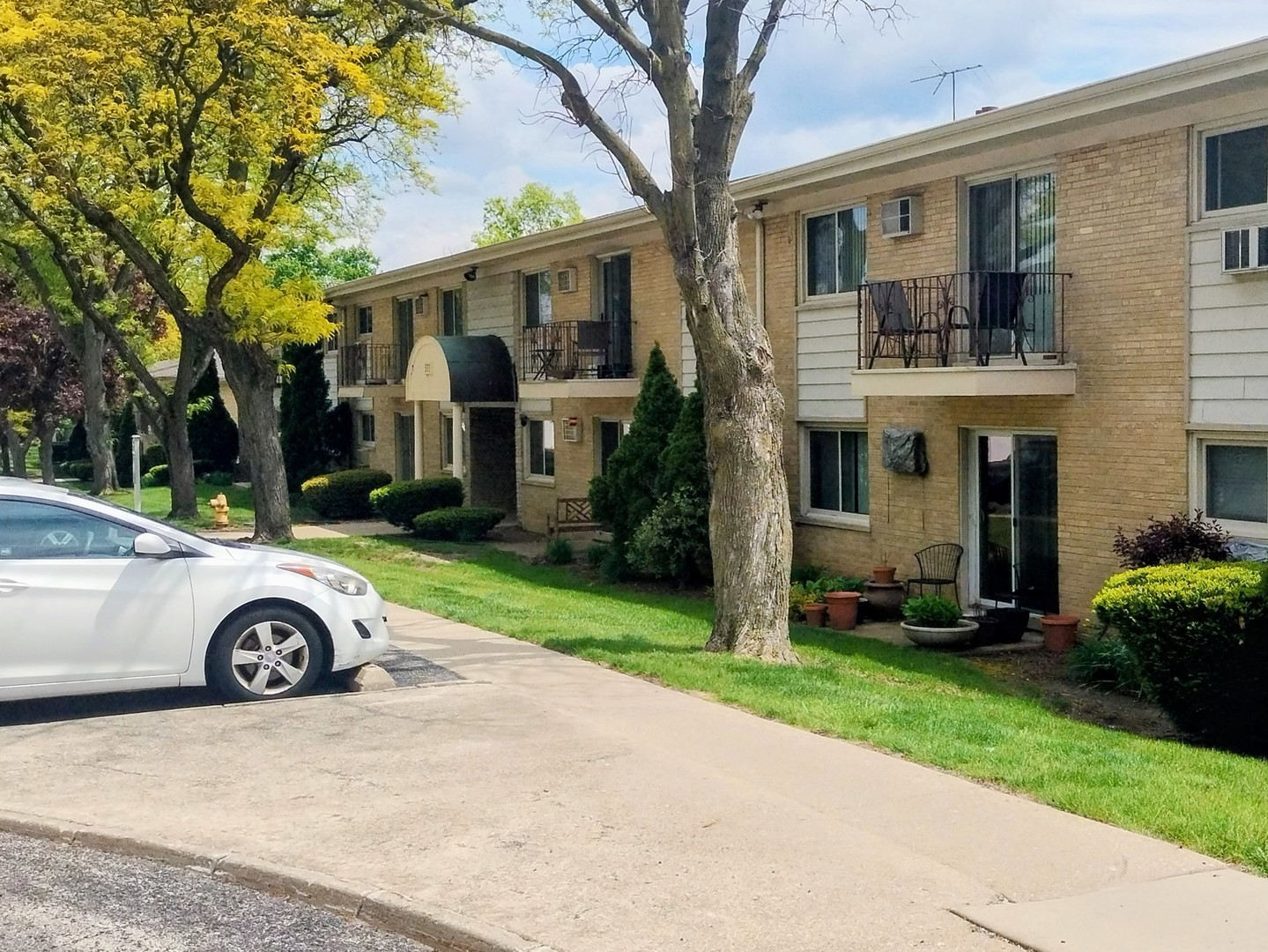 551 Carlysle Drive 2