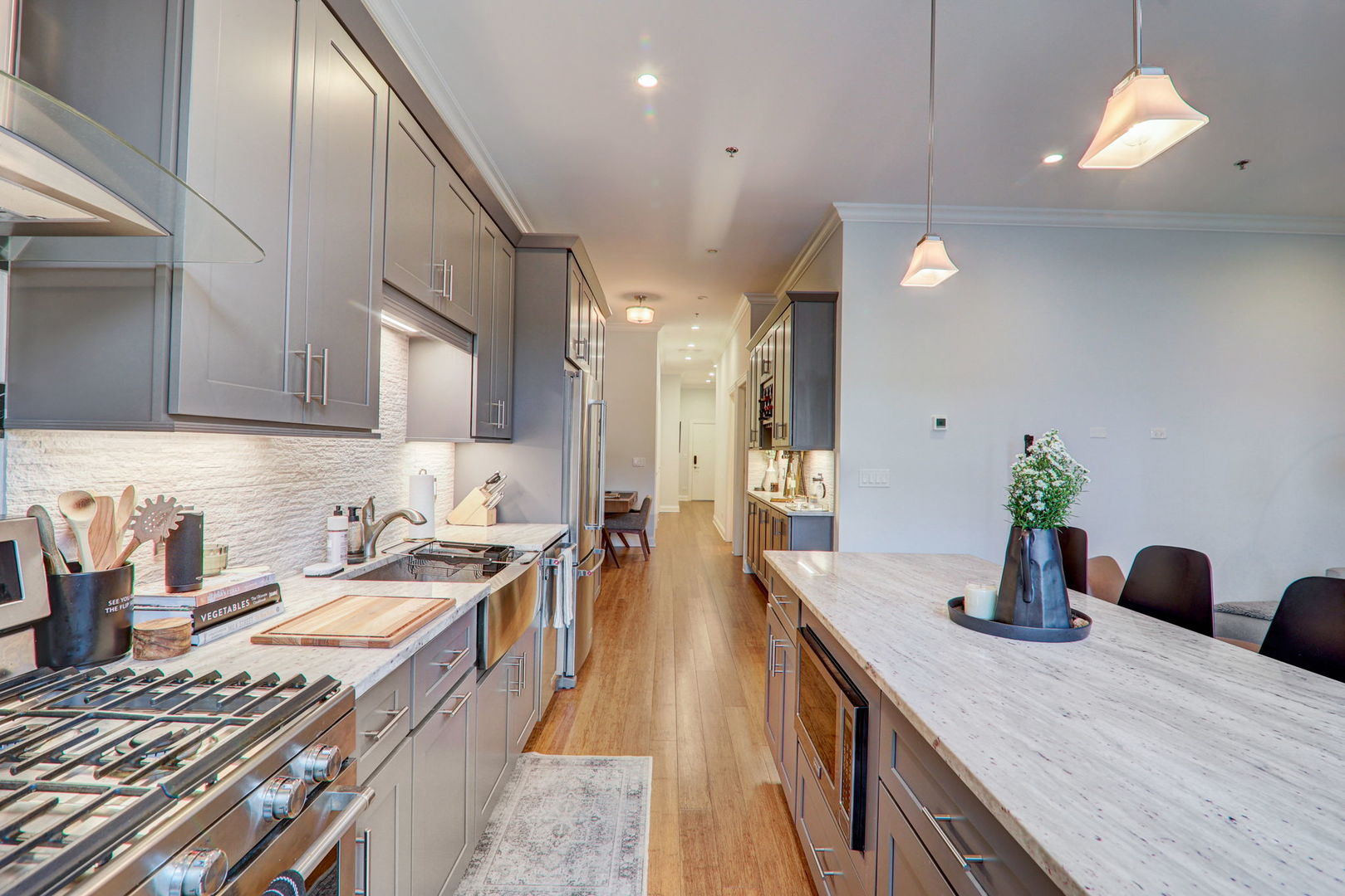 33 S Ashland Avenue 211