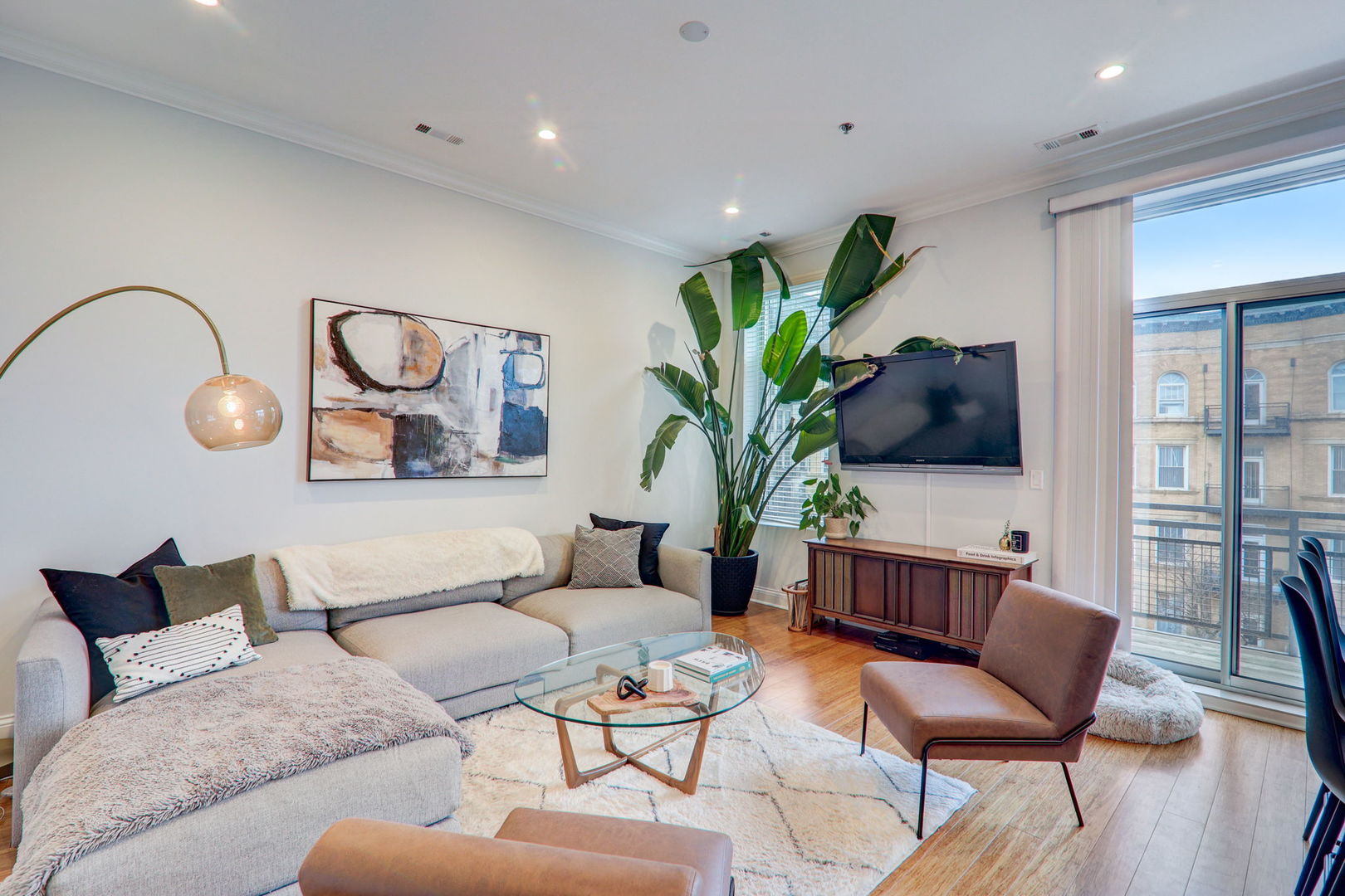 33 S Ashland Avenue 211