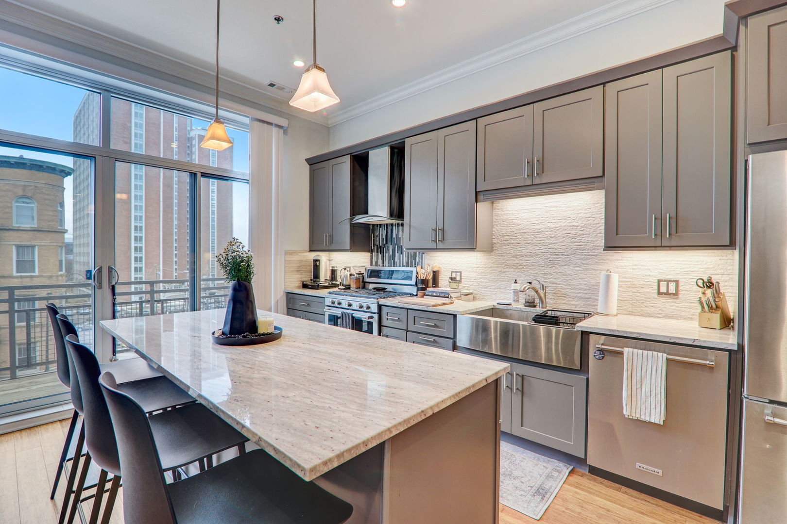 33 S Ashland Avenue 211