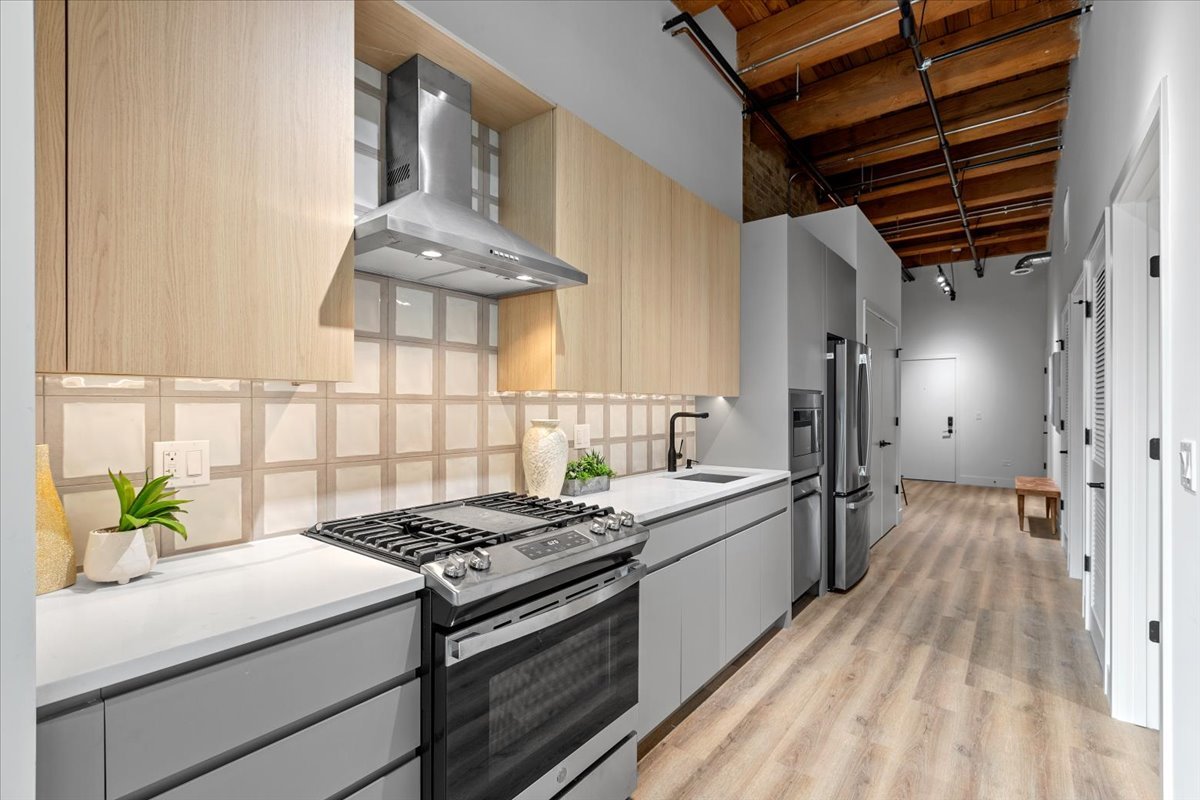 153 W Ohio Street 403