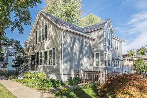 Photo of 1474 Oakwood Avenue, Des Plaines, IL 60016 (MLS # 12487105)