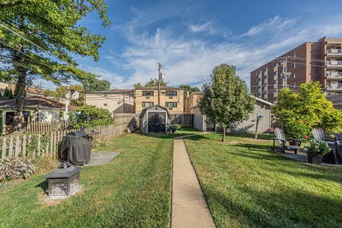 Tiny photo for 1474 Oakwood Avenue, Des Plaines, IL 60016 (MLS # 12487105)