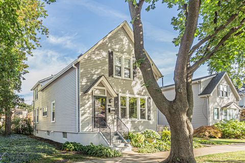 Tiny photo for 1474 Oakwood Avenue, Des Plaines, IL 60016 (MLS # 12487105)