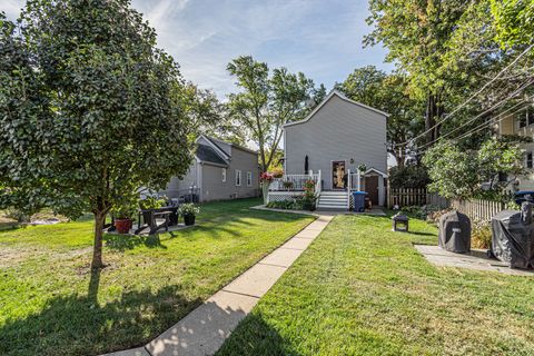 Tiny photo for 1474 Oakwood Avenue, Des Plaines, IL 60016 (MLS # 12487105)