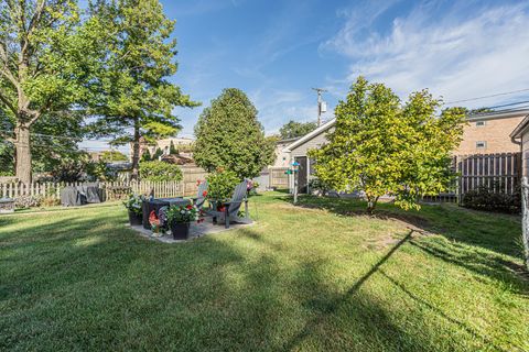 Tiny photo for 1474 Oakwood Avenue, Des Plaines, IL 60016 (MLS # 12487105)