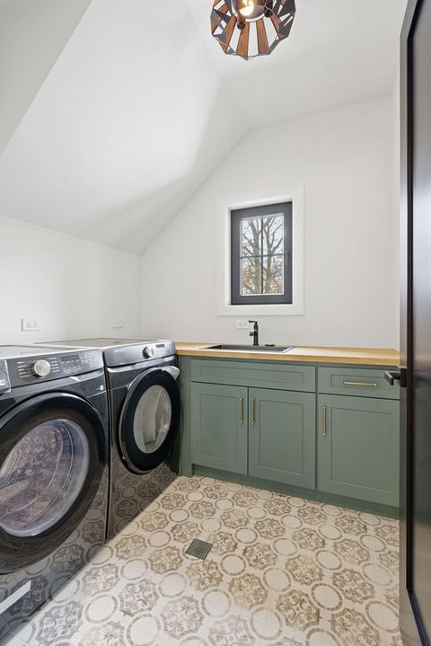Tiny photo for 1100 Lois Avenue, Park Ridge, IL 60068 (MLS # 12647438)