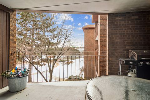 Tiny photo for 101 Old Oak Drive #305, Buffalo Grove, IL 60089 (MLS # 12538489)