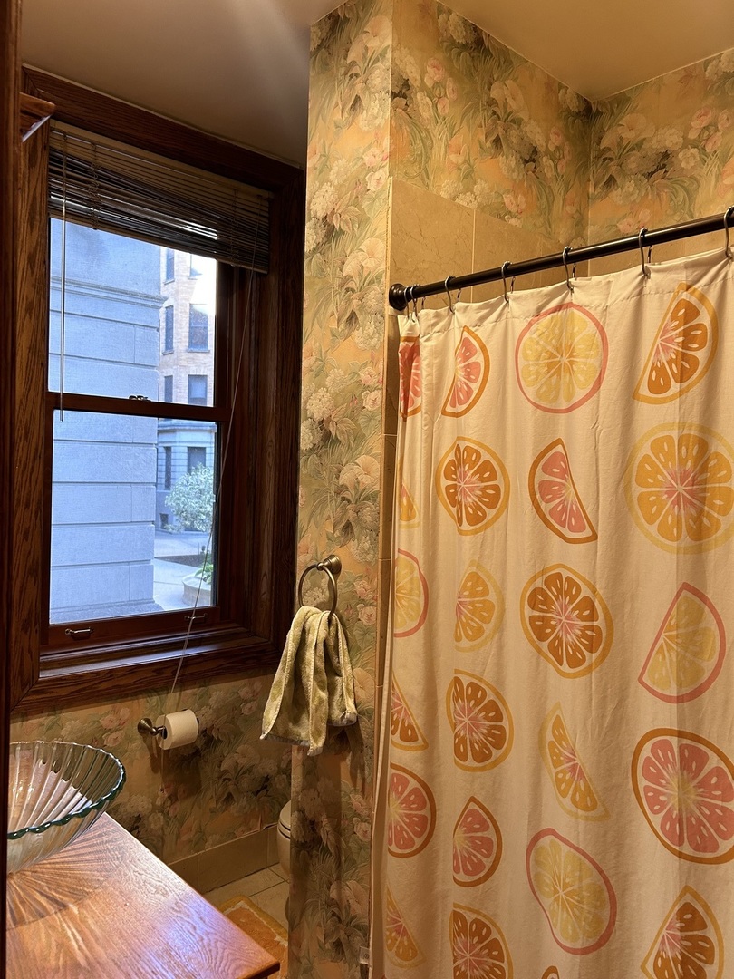550 W SURF Street 102