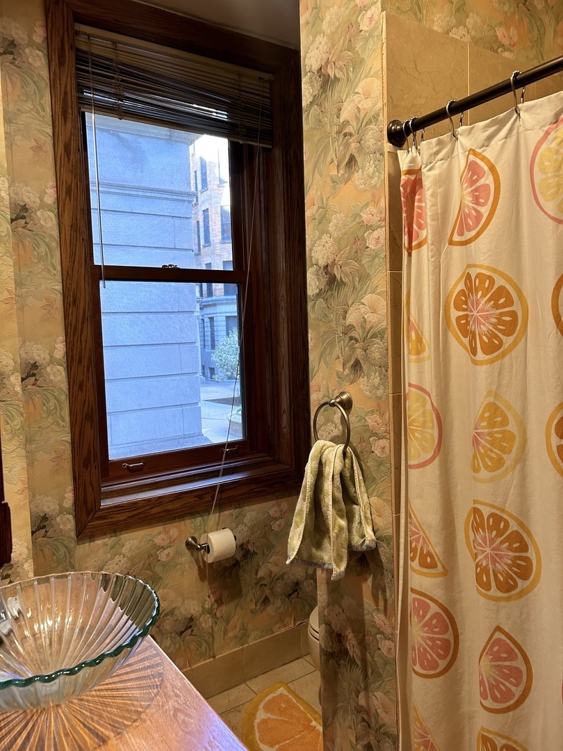 550 W SURF Street 102